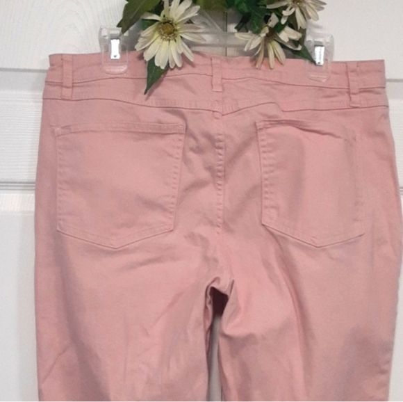 Lee Mid- Rise Pink Capris - Picture 4 of 9